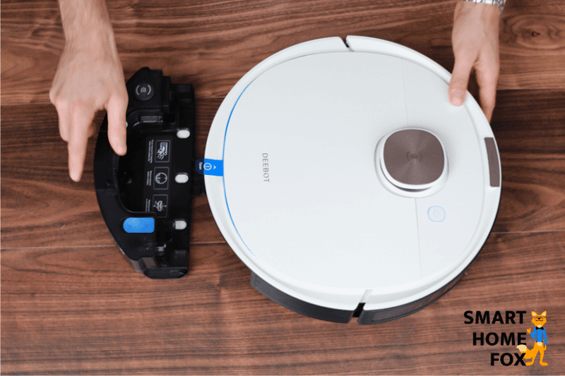 Attaching the water tank of the Deebot OZMO T8 to the vacuum-mopping robot